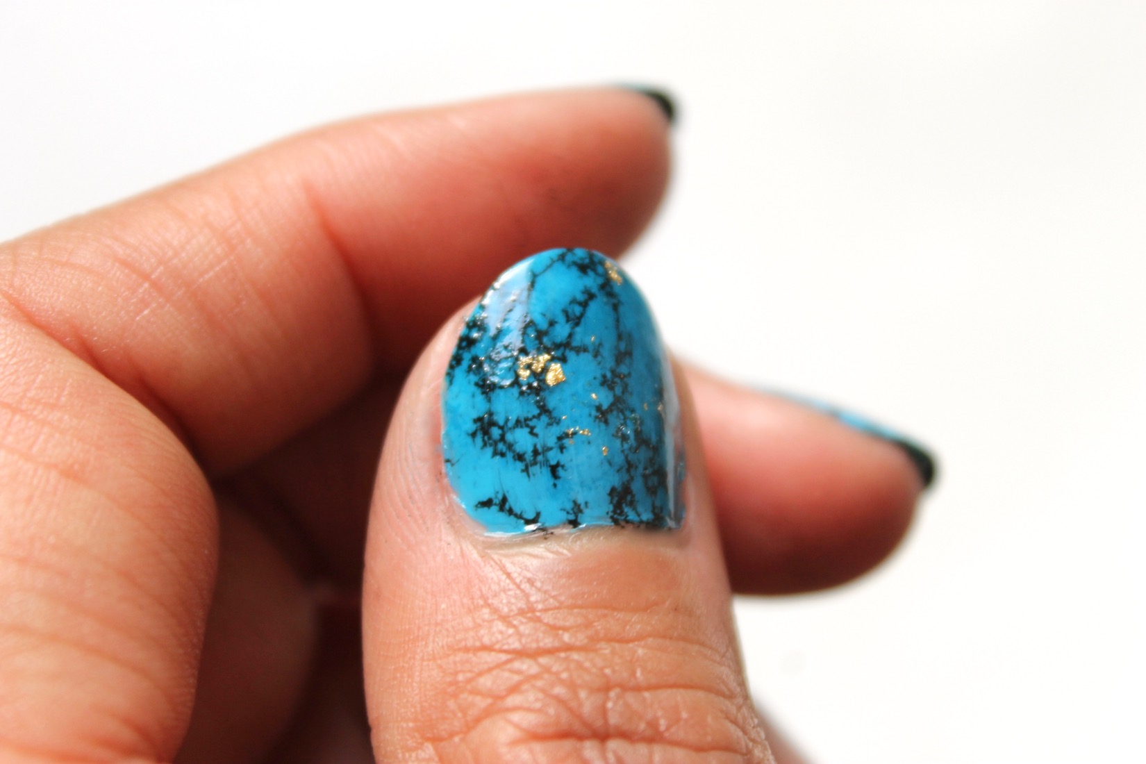 nail-art-pierre-turquoise
